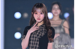 Onephony田島櫻子、ミニワンピから色白美脚スラリ キュートな仕草で魅了【関コレ2026S/S】