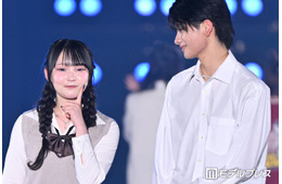 「今日好き」かなりのカップル、ステージ上で頬キス 恋人繋ぎでラブラブオーラ全開ランウェイ【関コレ2026S/S】