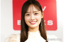 元日向坂46濱岸ひより、デニムミニスカで美脚披露「スタイル抜群で羨ましい」「桜とひよたんの組み合わせ最高」の声