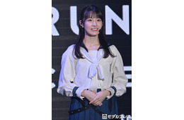 櫻坂46石森璃花、美脚際立つミニスカ＆メガネコーデ披露「小顔すぎる」「反則級の可愛さ」と反響