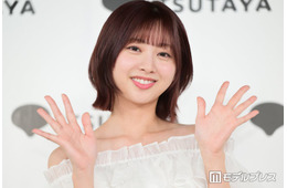 元日向坂46富田鈴花、スリットから色白素足チラリ「スタイル良いし似合ってる」「お顔小さい」と絶賛の声
