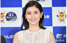 2児の母・橋本マナミ「不安があった」子連れでの高尾山登山ショット公開「ずっと抱っこ紐は凄すぎ」「パワフルで美しいママ」と反響