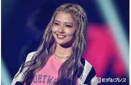 フォーエイト48あみか、膝上ミニドレスで美脚スラリ「小顔が際立ってる」「お姫様みたい」の声