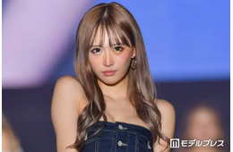 「シャッフルアイランド」伊藤桃々、胸元のぞくキャミワンピコーデ「美しさレベチ」「セクシー」の声