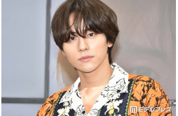 山下幸輝、街中での至近距離ショットに反響「オシャレ上級者」「遭遇したら絶対二度見しちゃう」