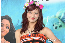 人気クリエイター、フリルミニスカでの散歩ショット公開「スタイル良すぎ」「身体の半部以上脚」の声