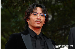 GENERATIONS数原龍友、現在＆幼少期ショット比較「同じポーズすぎる」「面影ある」と反響