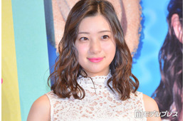 足立梨花「結婚式から2周年」イケメン夫との腕組みウエディングフォト公開「お姫様みたい」「圧巻の美しさ」と反響続々