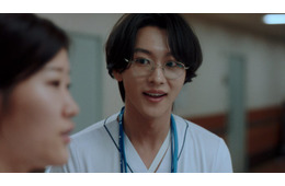 ROIROM本多大夢、CM単独初出演 “あたふたする”新人ナース役で登場