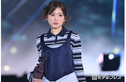 矢吹奈子、ミニ丈ワンピでスラリ美脚披露 爽やかポロニット×腰巻きスタイルでハイセンスな着こなし【ガルアワ2026SS】