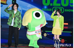 あの＆霜降り明星・粗品「ガルアワ」サプライズ登場 ケロロ軍曹風の緑コーデで仲良くランウェイ【ガルアワ2026SS】