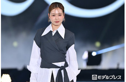 「オフライン ラブ」ミミ、ツヤ肌輝くメイクで魅力放出 シックなシャツスタイルで大人の雰囲気【ガルアワ2026SS】