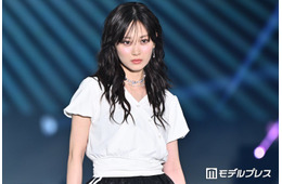 山下美月、Vネックで美デコルテ輝く ウェービーヘアが可愛い【ガルアワ2026SS】