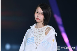 あの、流し前髪で雰囲気ガラリ 圧巻美脚際立つミニ丈コーデに「小顔際立つ」「何頭身？」と注目集まる【ガルアワ2026SS】