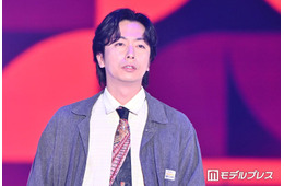 河合郁人「ガルアワ」サプライズ登場で投げキス披露 グレージャケット＆個性派ネクタイでクールな雰囲気【ガルアワ2026SS】