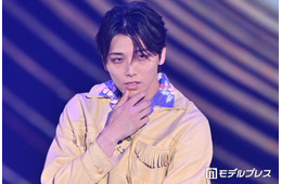 ONE N’ ONLY高尾颯斗、アロハシャツ×フリンジがハイセンス 首傾げる仕草がかっこいい【ガルアワ2026SS】