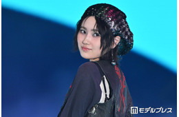 櫻坂46的野美青、ダークなアイメイクで雰囲気ガラリ【ガルアワ2026SS】