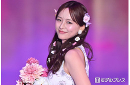 森香澄、お花たっぷりヘアがキュート 甘めワンピコーデに「妖精さんみたい」「可愛すぎる」と絶賛の声【ガルアワ2026SS】