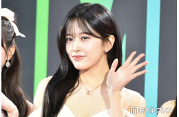 IVEユジン、美脚際立つミニスカショット絶賛の声「どの角度も美しすぎる」「メガネ姿新鮮」