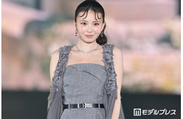 川口ゆりな、ガルアワ舞台裏ショットで美脚スラリのミニスカ姿「異次元の脚の長さ」「お洒落すぎる」と反響
