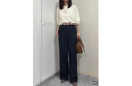 【ユニクロ】春ニットで作るきれいめパンツスタイル。上品さとこなれ感の秘訣は、上下のコントラスト【40代の毎日コーデ】