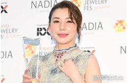 仲里依紗、夫・中尾明慶との「13回目の結婚記念日」密着2ショット公開「バラの花束が素敵」「いつまでもラブラブで憧れ」とファン歓喜