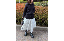 かなり使える【ユニクロ】スウェットパーカ。白スカートを合わせた大人の春の甘辛MIX【40代の毎日コーデ】