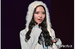 美人YouTuber、透け感タイツ×ショート丈ボトムスで美脚披露「オーラが凄い」「スタイルが神」の声