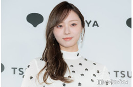 乃木坂46梅澤美波、膝丈スカートからほっそり美脚輝く「スタイルレベチ」「色白で綺麗」とファン絶賛