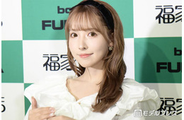 三上悠亜、ノースリーブミニワンピ姿でスラリ美脚「大人可愛い」「お人形さん並のスタイル」