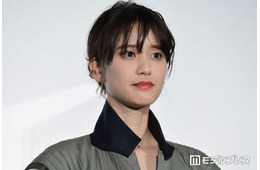 山崎紘菜、32歳誕生日に幼少期ショット公開「お目目くりくり」「すでに完成してる」と反響