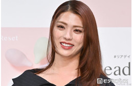 井手上漠、美デコルテ輝くオフショル姿で韓国満喫「ラインが美しすぎる」「おしゃれで似合ってる」と反響