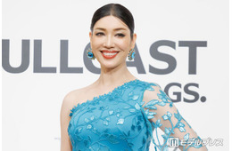 アンミカ「2人でモノトーン」夫との密着腕組みショットに絶賛の声「スタイル異次元」「映画のワンシーンみたい」