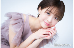 渡邊渚、ブルーのシースルードレス姿公開「透明感すごい」「胸元の肌見せがセクシー」の声