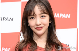 板野友美、ミニスカコーデで美脚スラリ「身体の半分が脚」「ずっと可愛い」と反響