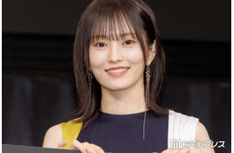山本彩、変形ボトムスから美脚スラリ「スリットがセクシー」「さや姉にしか着こなせない衣装」と絶賛の声