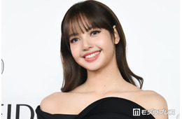 BLACKPINKリサ、メットガラでの“腕が4本”奇抜ドレス姿が話題「歩く芸術品」「アーティステックで美しい」