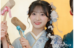 AKB48メンバー「どっちが私かはわかりません」双子妹との幼少期ショット公開「ポーズがシンクロしすぎてる」「本当にそっくり」と反響
