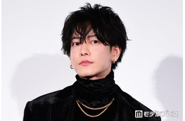 佐藤健、大物女性歌手とゲームで完敗「手も足も出ませんでした」対戦ショットに反響相次ぐ「豪華すぎ」「CMのような1シーン」