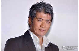 吉川晃司、左目失明の危険で緊急手術 ライブ延期を発表「激しい運動は控える等の制限があるため」