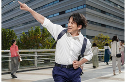岡田准一、マック「プレミアムローストアイスコーヒー」新CMにサラリーマン役で登場 名曲「TOKIO」に乗せ華麗なステップ披露