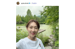 中山秀征の妻・白城あやか、長男＆三男との3ショットに反響 母の日プレゼントも公開「お父さんの面影がすごい」「2人とも背が高い」