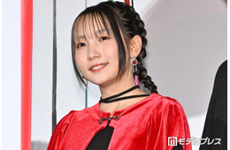 幾田りら、ミニスカ衣装から美脚際立つ ソロツアーオフショットに「スタイルいい」「眩しいくらいの透明感」の声