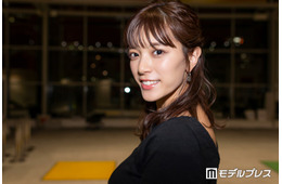 テレ朝・三谷紬アナ、令和ロマンのグッズ着こなした美脚コーデ＆3ショット公開「脚長い」「スタイル抜群」と絶賛の声