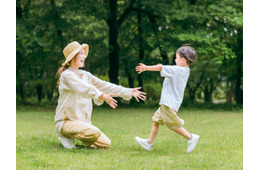子どもの自立を妨げる「心のへその緒がつながっている」状態とは？母親が越えがちな「心の距離感」の保ち方【公認心理師が解説】