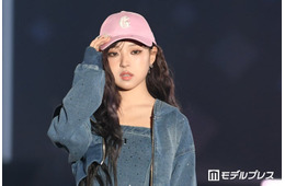 MINAMI、デニムミニワンピで美脚披露 キャップ×スニーカーでスポーティーな装い【サツコレ2026S/S】