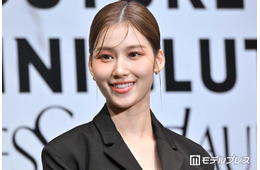 TWICEサナ、アンダーウェアチラ見せデニムコーデで圧巻美ウエスト輝く「くびれが美しすぎる」「女神」と反響続々