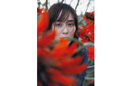 比嘉愛未、鮮烈な眼差し披露 初エッセイ集「またね。」収録カット公開