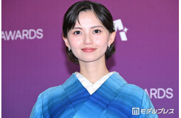 齋藤飛鳥、鮮やかブルーの着物で登場 上品な佇まいで魅せる【クランチロール・アニメアワード2026】