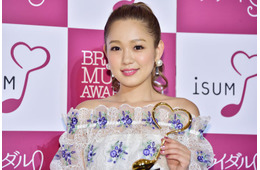 西野カナ、ミニワンピ衣装ショットに絶賛の声「平成感が最高」「ヒョウ柄がいい」